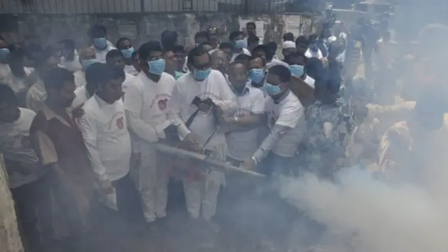 মশা নিধনে এমন আয়োজনের প্রচার হলেও তা কতটা কাজে লাগছে তা নিয়ে প্রশ্ন উঠেছে আগেই