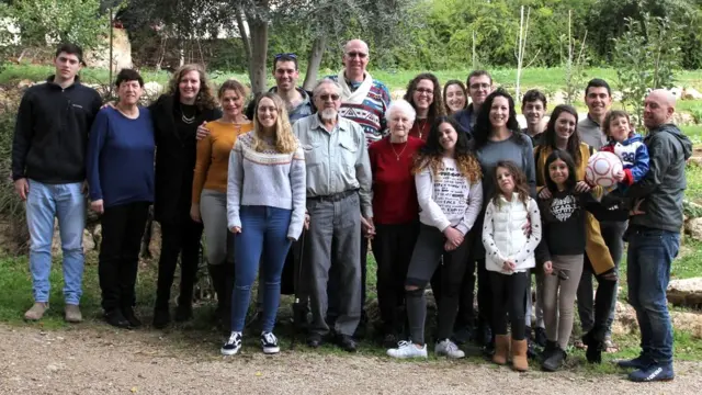 Mirjam (de casaco vermelho) com a família, que ela quer levar para a cidade alemãzebet ugTröbitz, onde ela foi libertada