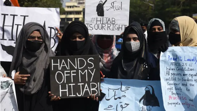 کرناٹک میں حجاب پر پابندی کے خلاف احتجاج