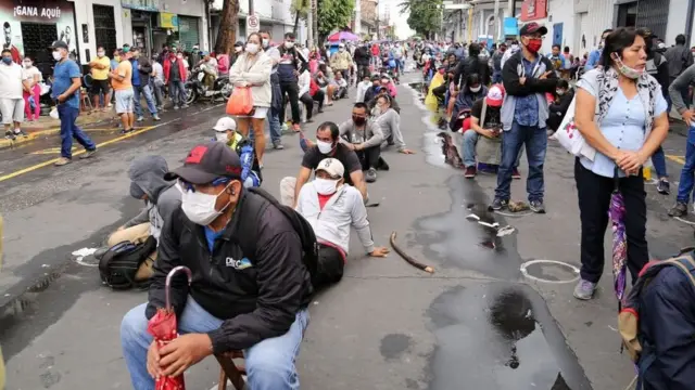 Cola de persons en Iquitos.