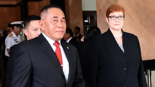 昨年会談したインドネシアのリャミザルド・リャクドゥ国防相(写真左)とオーストラリアのペイン国防相