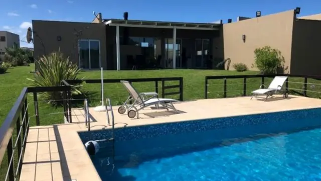 Piscina na casa que Lopz comprou com dinheiro que ganhou como hacker do bem