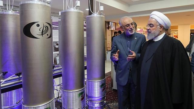 Presiden Iran Hassan Rouhani (kanan) dan kepala organisasi teknologi nuklir Iran Ali Akbar Salehi memeriksa teknologi nuklir dalam acara Hari Teknologi Nuklir Nasional Iran di Tehran, 9 April 2019.