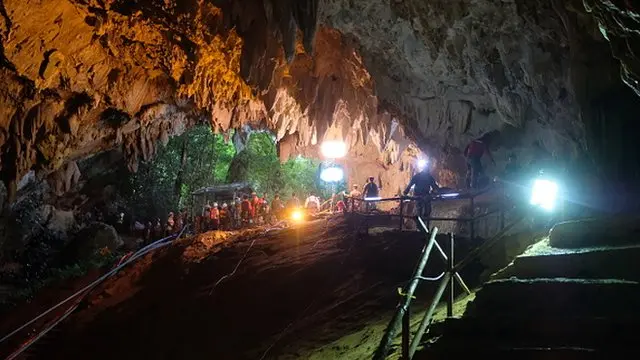 Thailand boys trapped in caves
