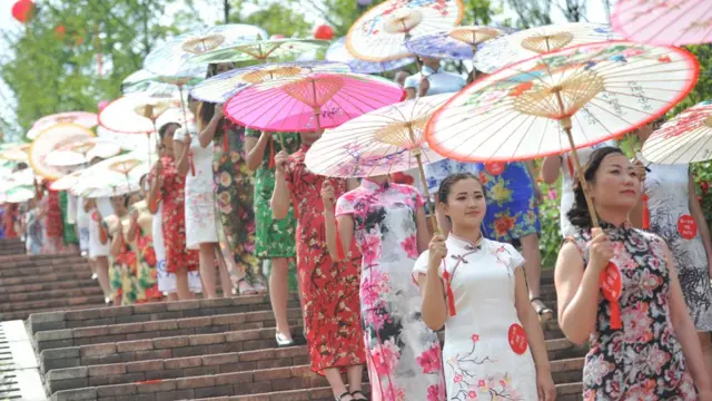 Xường xám là trang phục truyền thống của phụ nữ Trung Quốc