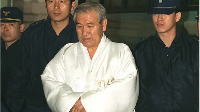 노 전 대통령은 1995년 비자금 사건 연루 등으로 징역 12년을 선고받았다