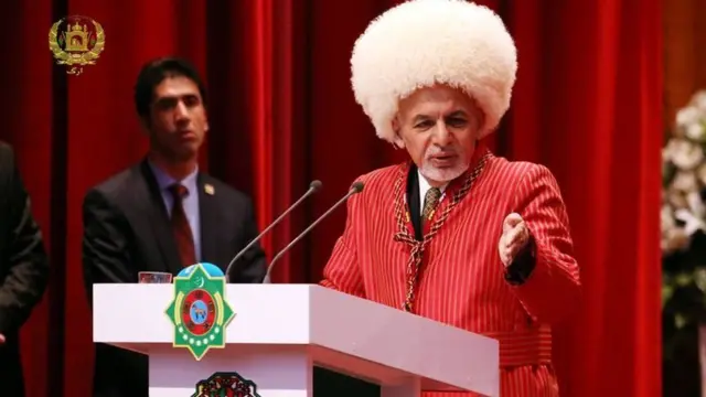 افغان ولسمشر ترکمنستان کې د پټلۍ پرانیستلو مراسمو ته وینا کوي.