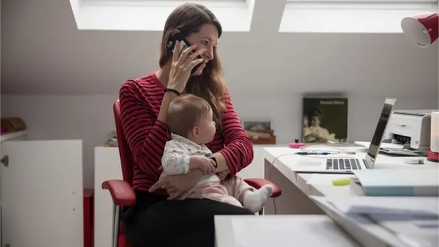 Якщо є бажання і потреба, тепер можна не переривати роботу для догляд за дітьми і законно оформити це із роботодавцем