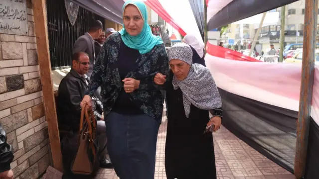 سيدات يتجهن للإدلاء بأصواتهن في مراكز الاقتراع