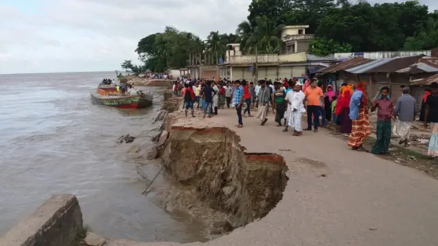 গত আড়াই মাস ধরে চলা নদী ভাঙ্গন পুরো উপজেলার মানুষের মধ্যে আতংক সৃষ্টি করেছে।