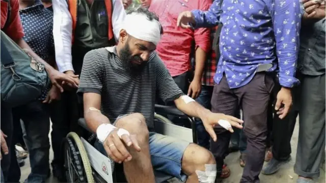 পেশাগত দায়িত্ব পালন করতে গিয়ে নির্যাতনের শিকার এক সাংবাদিক।