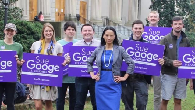 符江秀（Sue Googe）曾在2016年竞选国会议员，被媒体称为"华人女版特朗普"