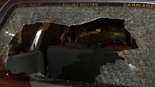 गाड़ी का टूटा कांच