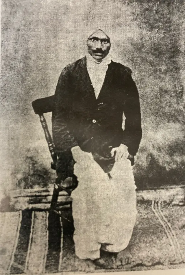 யானை சம்பவத்திலிருந்து தேறிய பாரதி, கவலையடைந்திருந்த தனது நண்பர் பாரதிதாசனுக்கு அனுப்புவதற்காக எடுத்துக்கொண்ட படம். பிராட்வே ரத்னா கம்பெனியில் இந்தப் படத்தை எடுத்தவர் வி.எஸ். சர்மா.