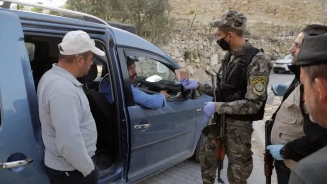 Binlerce Filistinlinin her gün çalışmak için İsrail'e geçmek zorunda olması ilk dönemde yasakların uygulanmasını zorlaştırmıştı