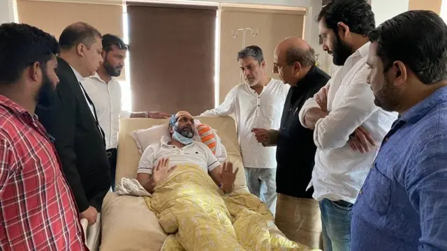 మంగళూరు పోలీసు కాల్పుల్లో గాయపడ్డ వారికి తృణమూల్ నేతల పరామర్శ