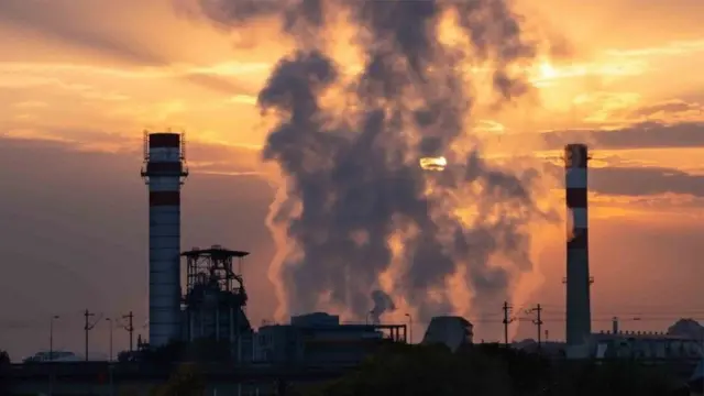 يتساءل الخبراء عن حجم مساهمة انبعاثات المصانع في مشكلة تلوث الهواء في مدينة سكوبيا