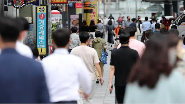 추석이 연휴 기간에는 접종 완료자 4인을 포함해, 최대 8명까지 가정 내 모임이 가능하다