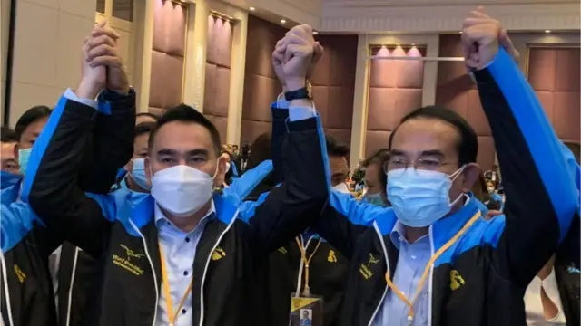 นายเดชอิศม์ ขาวทอง (ซ้าย) กับนายชินวรณ์ บุณยเกียรติ ภายหลังรับทราบผลการเลือกตั้งรองหัวหน้าพรรค