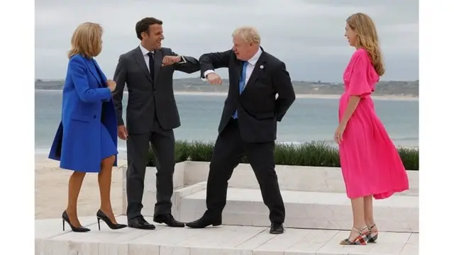 Не обошлось и без уже ставших ритуальными во время пандемии касаний локтями вместо рукопожатий