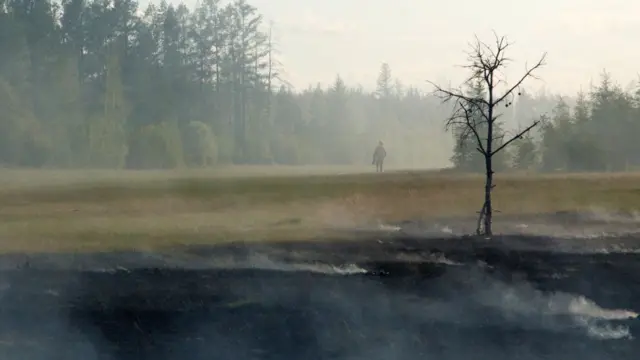 Um incêndio florestal no centrobaixar betsulYakutia, na Rússia