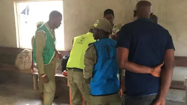 Corpers wey dey work as INEC dey prepare voting point for Ward 2, Unit 7, Okeruku Ikere-Ekiti where di PDP Candidate Prof. Olusola Eleka go cast im vote on Saturday.