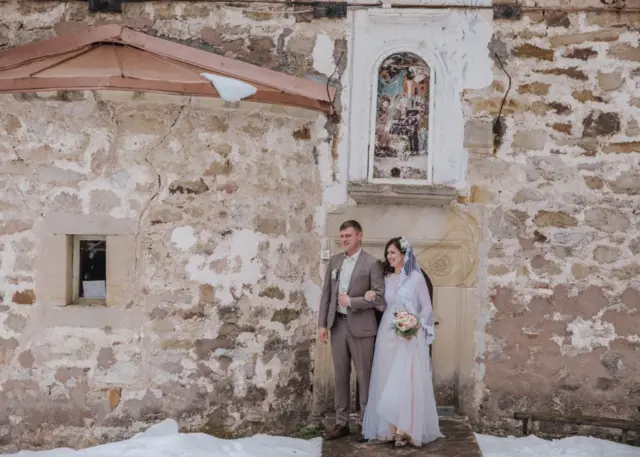 Aleksandar i Svetlana pred manastirom na Staroj planini