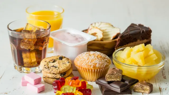 Alimentos ricos en carbohidratos, grasas y dulces.