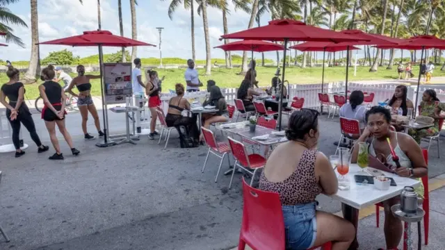 Diversas pessoas sentadasbetano promoçõesmesas no Café Ocean 7,betano promoçõesMiami Beach, na Flória,betano promoçõesjunhobetano promoções2020