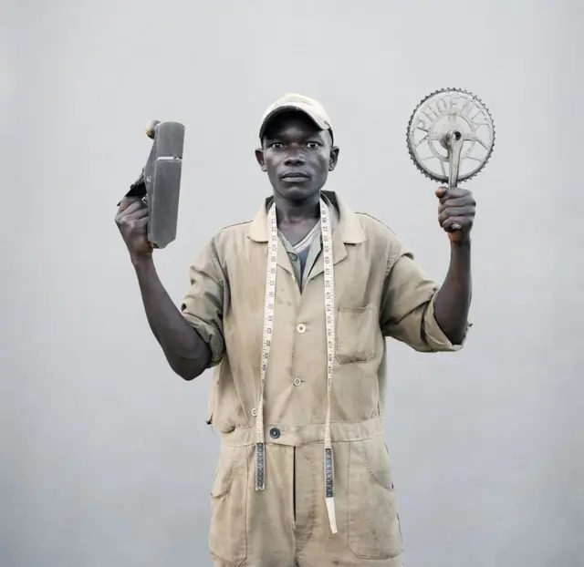 Ninkan dhalinyarada ah waxa uu kor u hayaa qalabka uu ku shaqaysto