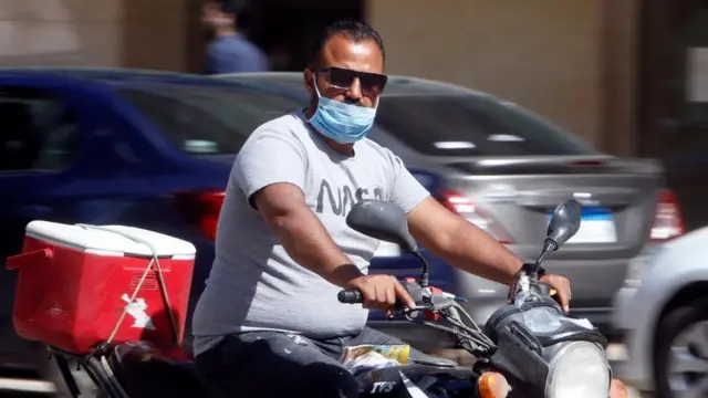 شاب فوق دراجته البخارية