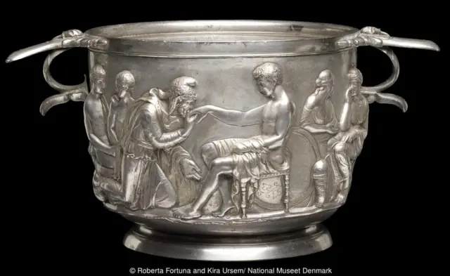 క్రీస్తు శకం ఒకటో శతాబ్దానికి చెందిన ఈ రోమన్ వెండి పాత్ర మీద అచిలిస్ పాత్రను చిత్రీకరించారు