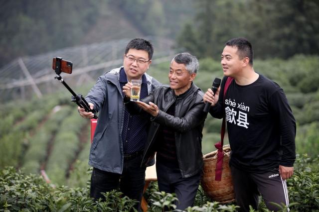 安徽歙县的扶贫官员通过直播为茶农助销。
