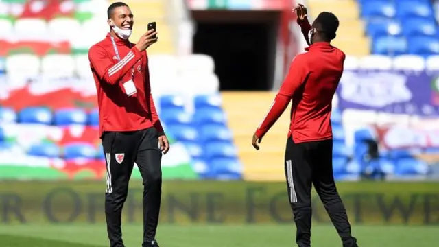 رابي ماتوندو (يمين) وبن كابانغو قبل المباراة مع المكسيك