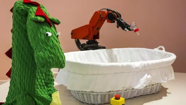 روبوت يستخدم لإرضاع المواليد