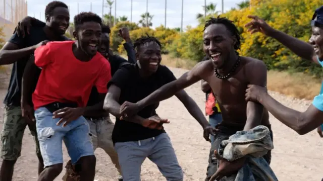 Varios migrantes se dirigen al Centro de Estancia Temporal para Inmigrantes de Melilla tras haber conseguido cruzar la valla.