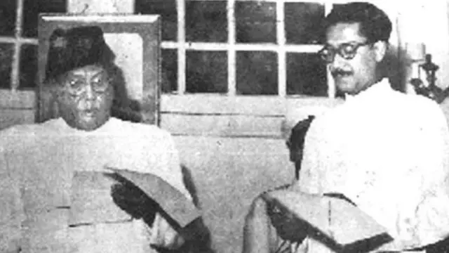 ১৯৫৪ সালের নির্বাচনে যুক্তফ্রন্টের জয়ের পর শেখ মুজিবুর রহমান মন্ত্রিসভার সদস্য হিসাবে শপথ নিচ্ছেন। তাঁকে শপথ পড়াচ্ছেন মুখ্যমন্ত্রী এ কে ফজলুল হক।