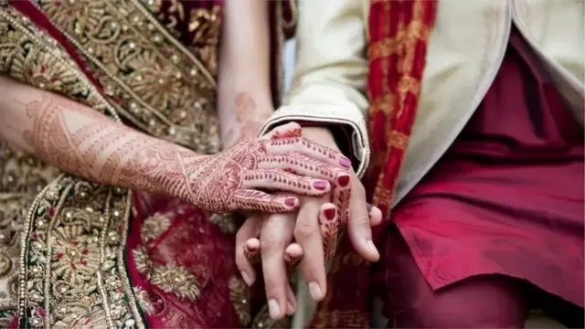 সন্তানরা উদ্যোগ নিয়ে একা হয়ে পড়া বাবা মায়ের বিয়ে দেয়ার দুটি ঘটনা সম্প্রতি আলোচনায় এসেছে।