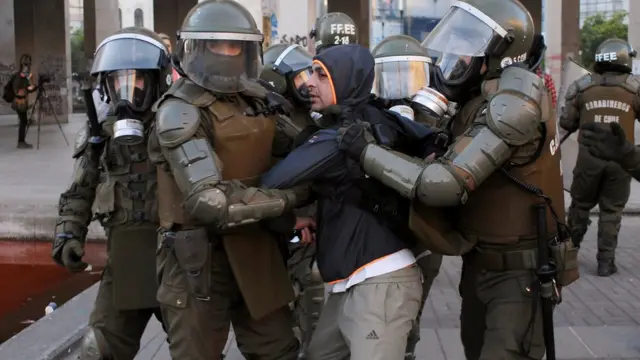 Carabineros capturando a un manifestante