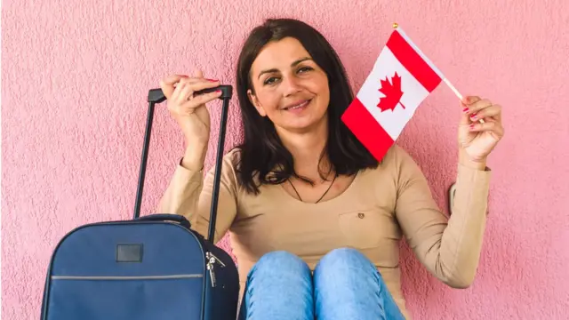 Mulher com mala e bandeira do Canadá