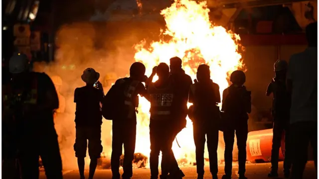 示威者在湾仔道路放火。