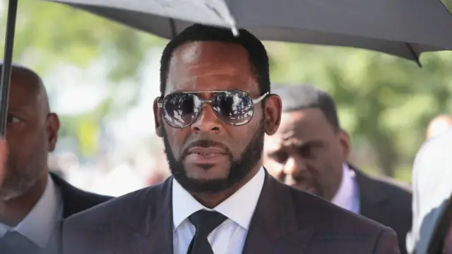R Kelly llegando a un tribunal en 2019
