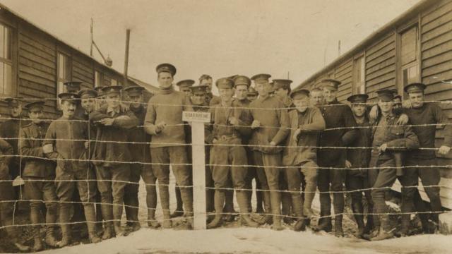 Soldados canadeses enviados à Primeira Guerra, em quarentena por conta do sarampo
