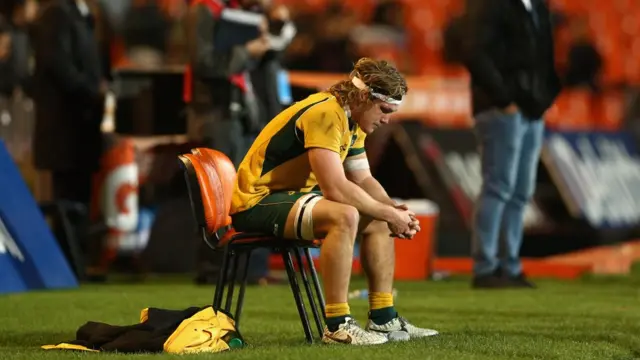 Un jugador australiano cumple con un castigo.