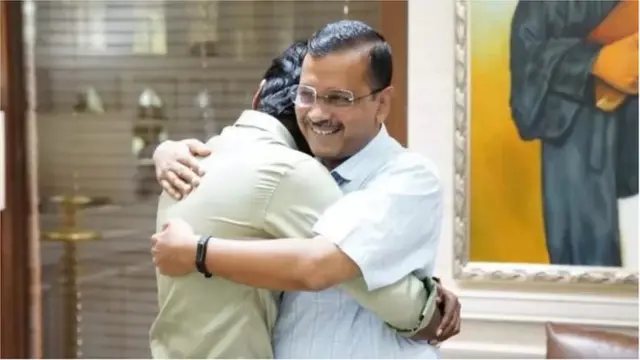 અરવિંદ કેજરીવાલ હર્ષ સોલંકીને ભેટી પડ્યા હતા