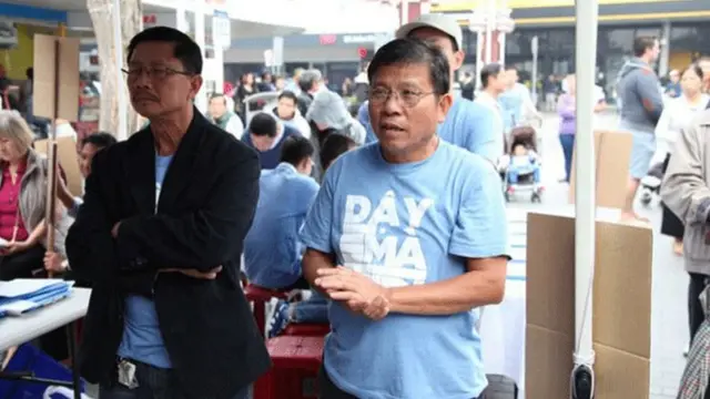 Ông Châu Văn Khảm (phải)