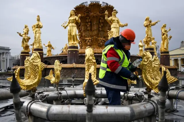 మాస్కోలోని ఆల్ రష్యా ఎగ్జిబిషన్ సెంటర్‌లో ఉన్న ఫౌంటెయిన్ శుభ్రం చేస్తున్న కార్మికుడు. ఆల్ రష్యా ఎగ్జిబిషన్ సెంటర్‌లో అనేక స్మారక మండపాలు, శిల్పాలు ఉన్నాయి.