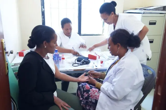 ወ/ሮ ብርኽቲ ገብረመድህን ሓላፊት ቢሮ ባህልን ቱሪዝምን ትግራይ ኣብ ልገሳ ደም