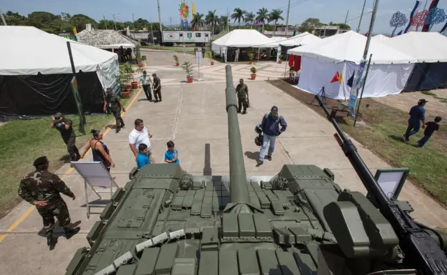 El tanque T-72B1 en exhibición en Managua.