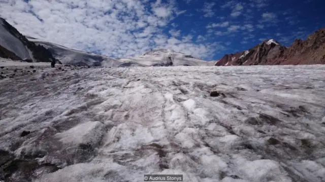 Di ketinggian 3.500 km, gletser Tuyuksu adalah salah satu gletser yang dipelajari paling lama.